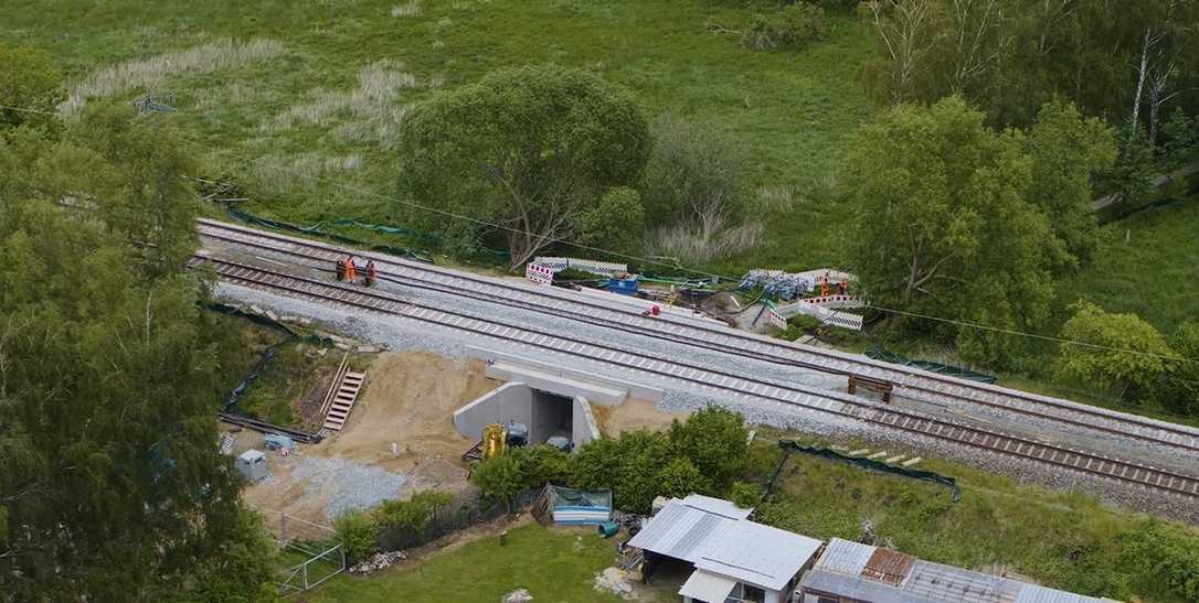 Beton-Fertigteile beschleunigen Bau einer Bahnüberführung Beton-Fertigteile beschleunigen Bau einer Bahnüberführung