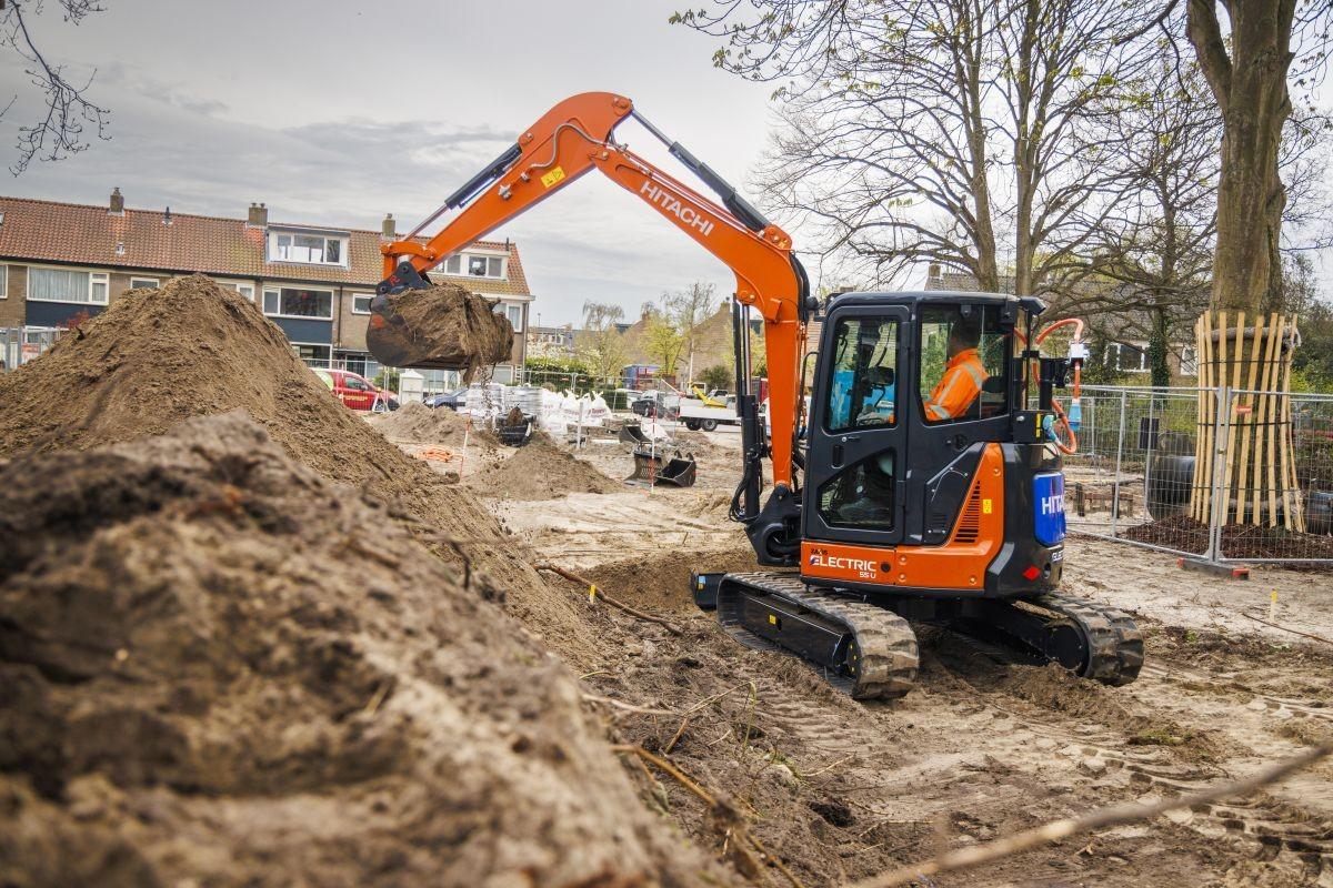 Neuer Elektrobagger: Mit dem 5-Tonnen-Kurzheck ZX55U-6 EB geht Hitachi Construction Machinery Europe den nächsten Schritt in seiner Elektrifizierungsstrategie. Ende 2018 wurde dafür in einem Joint Venture mit der deutschen KTEG das European Application Center (EAC) gegründet. | Foto: HCME