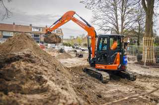 Elektrobagger mit kurzem Heck und langem Atem