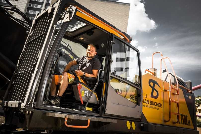 Marcus Kauz, Polier bei der SBucher Abbruch & Recycling GmbH und Fahrer des 750er, schwärmt von Volvos großem Abbruchbagger. | Foto: Swecon
