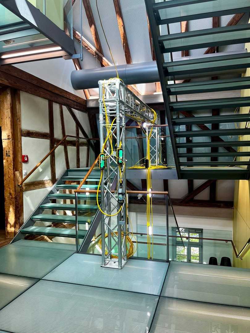 Gelbe Kabel und Boxen im Treppenhaus vermittelten bereits auf dem Weg in den Vortragssaal einen ersten Eindruck der von VMT und Jackcontrol vorgestellten Innovationen. | Foto: VMT