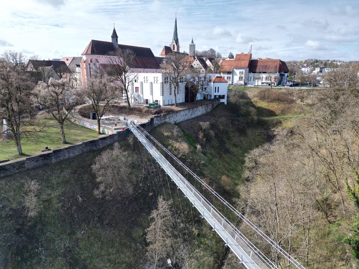 Die Hängebrücke Neckarline in Rottweil mit Blick auf die Baustelle am Eingangsbereich „Bockshof“. | Foto: Schöppler