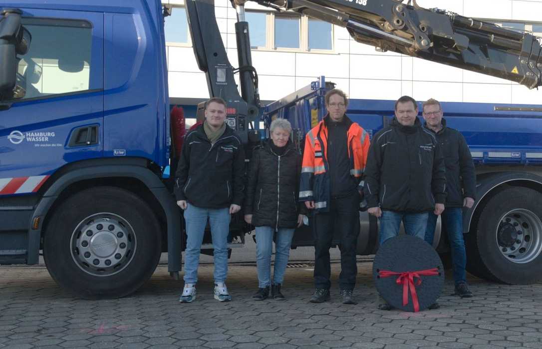 Gemeinsamer Weg: Mauerspecht übergibt Kanaldeckel an Hamburg Wasser Gemeinsamer Weg: Mauerspecht übergibt Kanaldeckel an Hamburg Wasser