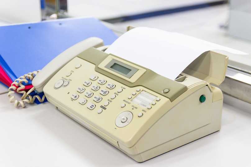 Das Faxgerät hat längst ausgedient, dachten Sie? Nicht in der öffentlichen Verwaltung, wie ein Bericht des Bundesrechnungshofs jetzt darlegt. Die Baubranche fordert den Bund daher zu mehr Tempo bei der Verwaltungsdigitalisierung auf. | Foto: Piyaphunjun/Adobe Stock