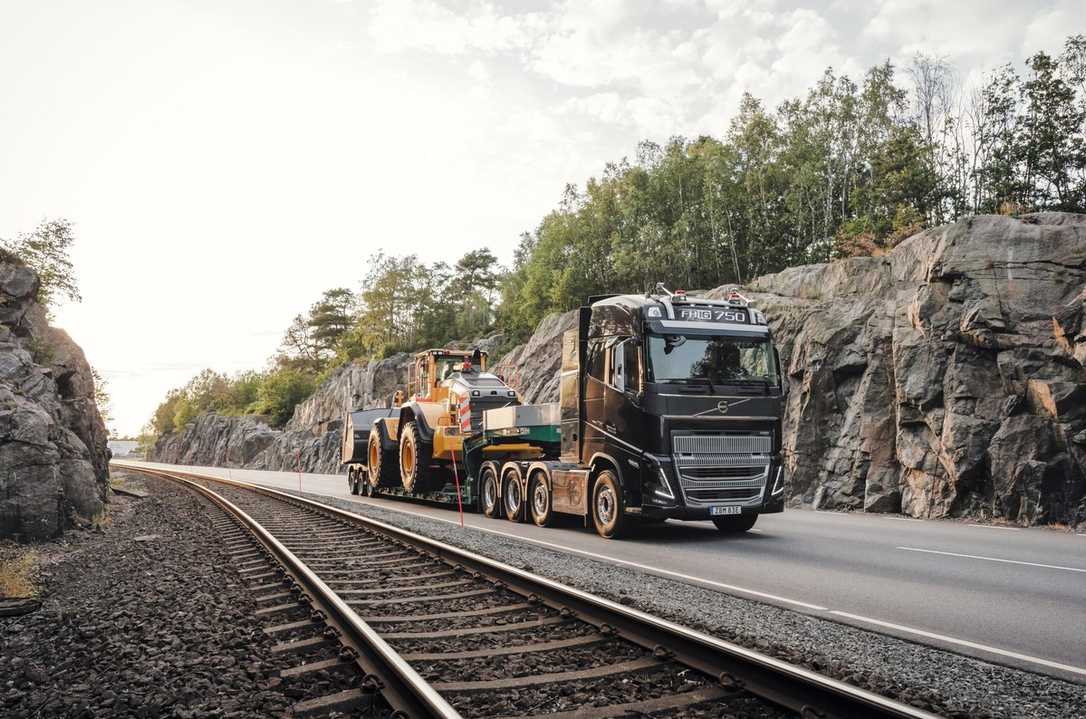 Nordbau 2023: Goldhofer feiert Messe-Premiere mit „Trucker-Girl“ und Volvo