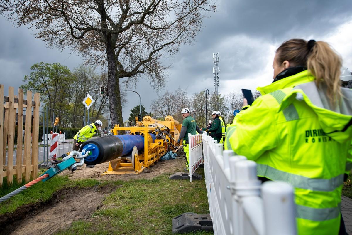 Im 2-stufigen Einzugsverfahren geht es für das PE-Rohr beim DynTec-Verfahren zunächst zur Querschnittsreduzierung durch ein sogenanntes Dyntec-Rig. | Foto: D&S