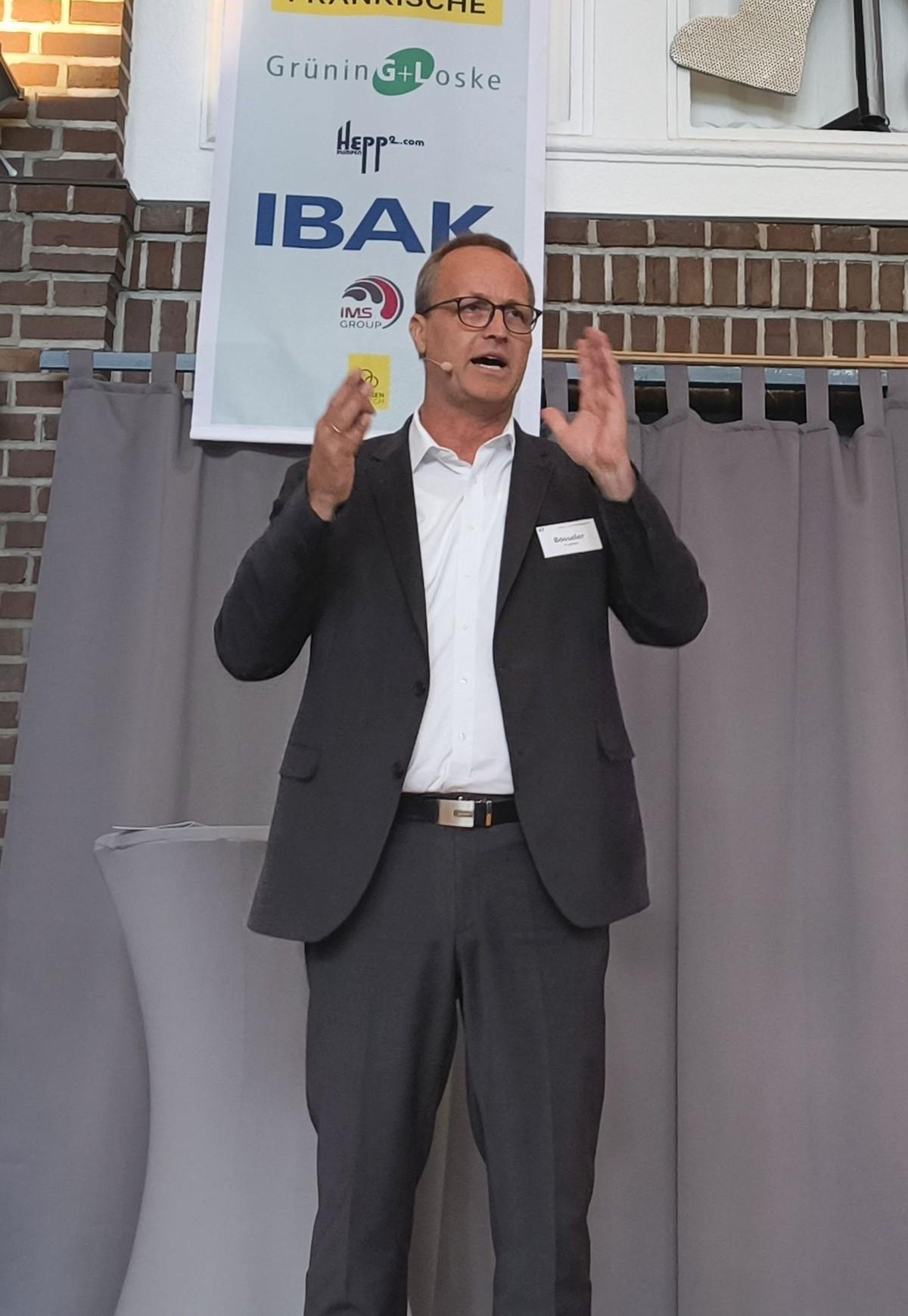 Prof. Dr. Bert Bosseler zeigte, welche Rolle Digitalisierung in welchen Bereichen eines Abwasserbetriebs spielen kann. | Foto: B_I/Valdix