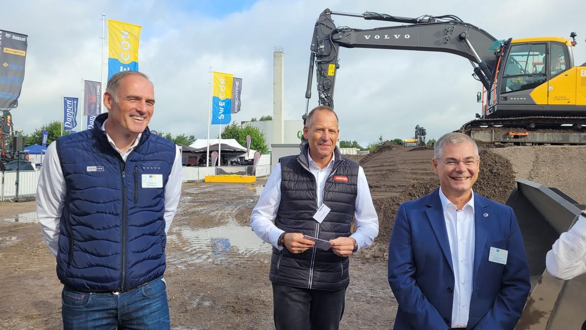 Unter dem Dach von Volvo fühlt sich Swecon ganz wohl (v.l.): Swecon-Geschäftsführer Falk Bösche, Ammann-Vertriebsleiter Thilo Ohlraun und Frank Schmitt, Commercial Manager Deutschland bei Volvo CE. | Foto: bb