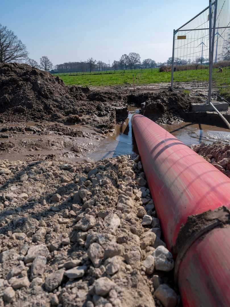 Blick entlang eines der Kabel-Schutzrohre. Im Hintergrund sind die die Markierungen des Leitungsverlaufs erkennbar. | Foto: Tracto Blick entlang eines der Kabel-Schutzrohre. Im Hintergrund sind die die Markierungen des Leitungsverlaufs erkennbar. | Foto: Tracto