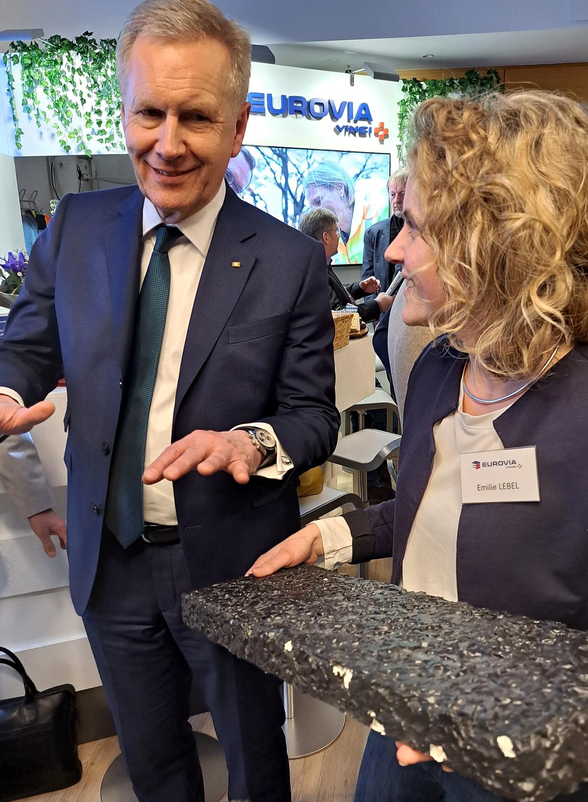 Rundgang auf der Fachausstellung: Christian Wulff und Emilie Lebel (Eurovia) am Stand von Eurovia Deutschland/ Vinci Construction GmbH | Foto: DAV Rundgang auf der Fachausstellung: Christian Wulff und Emilie Lebel (Eurovia) am Stand von Eurovia Deutschland/ Vinci Construction GmbH | Foto: DAV