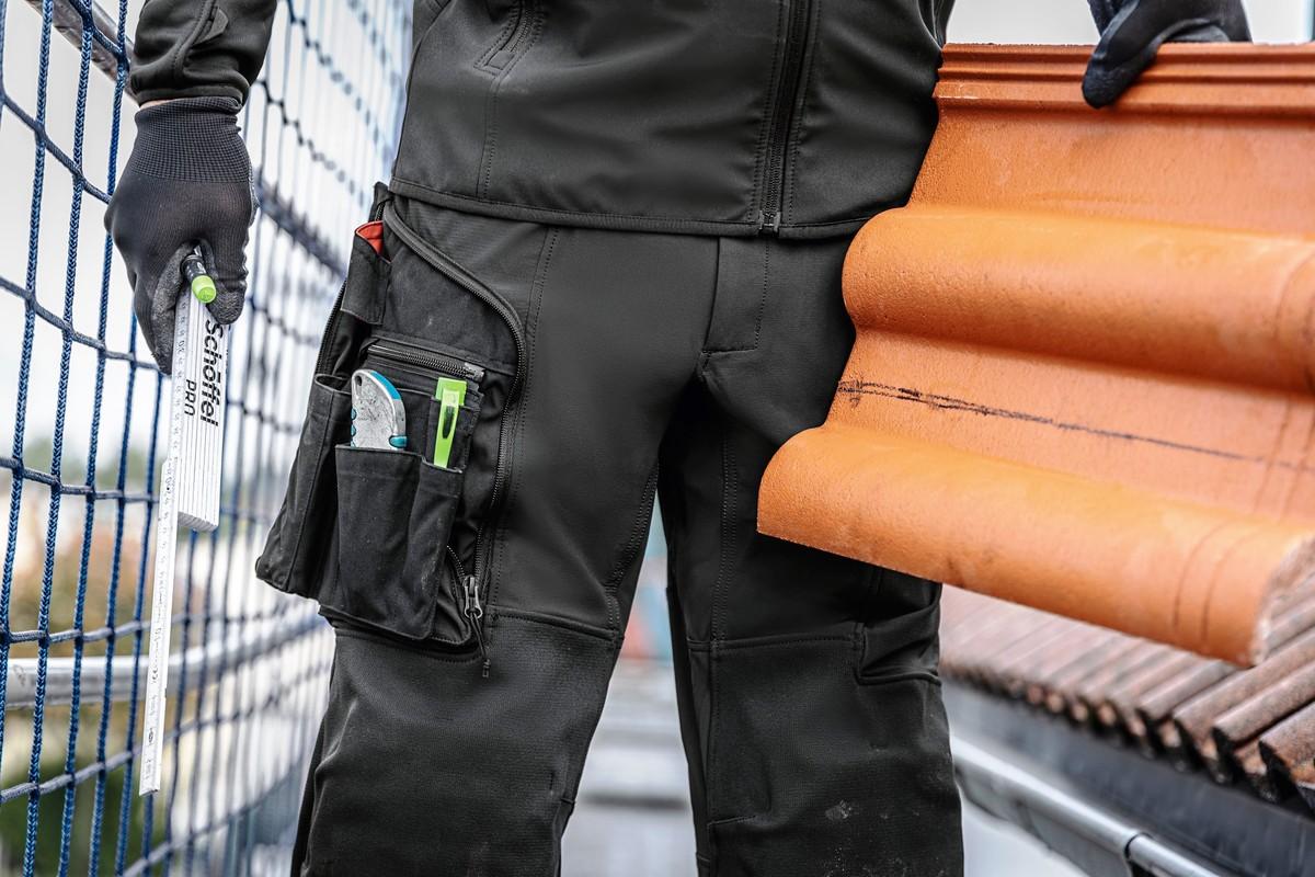 Schöffel Pro steigt ins Zimmerer- und Dachdeckersegment ein und präsentiert erstmals die neue Arbeitshose "Meistermacher". | Foto: Schöffel Pro Schöffel Pro steigt ins Zimmerer- und Dachdeckersegment ein und präsentiert erstmals die neue Arbeitshose "Meistermacher". | Foto: Schöffel Pro