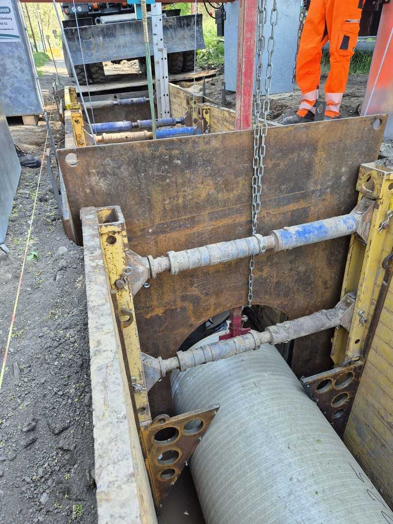 Querschotte dienten in den einzelnen Verfüllabschnitten zwischen den Verbauboxen als Sperre und hindert den Flüssigboden, unkontrolliert in den nächsten Verfüllabschnitt zu fließen. | Foto: Witing – Heinrich Lauber Querschotte dienten in den einzelnen Verfüllabschnitten zwischen den Verbauboxen als Sperre und hindert den Flüssigboden, unkontrolliert in den nächsten Verfüllabschnitt zu fließen. | Foto: Witing – Heinrich Lauber