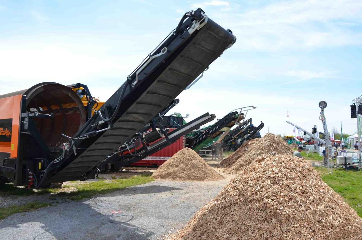 Gebrochen, geschreddert und sortiert wurde auf der Aktionsfläche Holz und Biomasse in der südöstlichen Ecke des weitläufigen RATL-Messegeländes. | Foto: B_I MEDIEN/Hendrik Stellmach