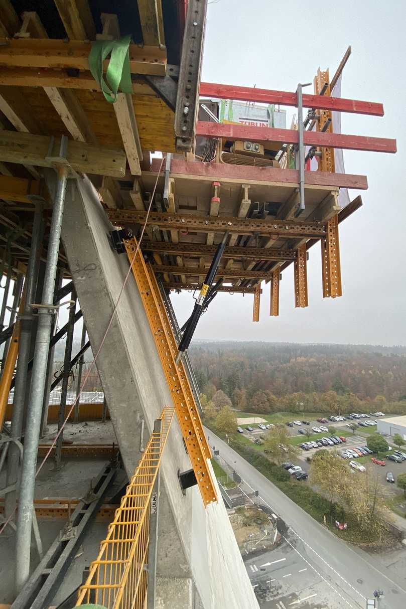 70 Grad Neigungswinkel: Das Klettersystem BMK ist eigens konzipiert für solche geneigten Wände. | Foto: Ulma Construction GmbH 70 Grad Neigungswinkel: Das Klettersystem BMK ist eigens konzipiert für solche geneigten Wände. | Foto: Ulma Construction GmbH