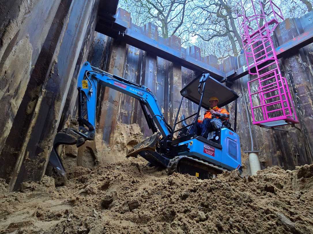 Sany-Minibagger für Baustelle unter der Autobahn Sany-Minibagger für Baustelle unter der Autobahn