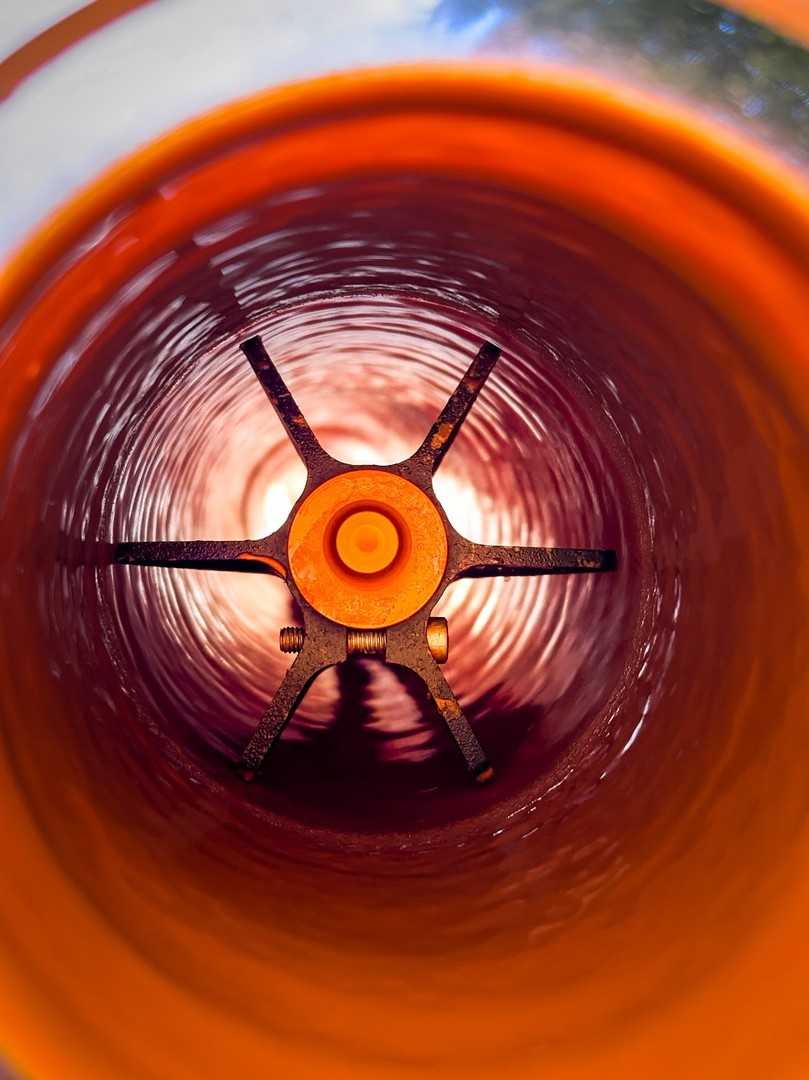 Über den schnell rotierenden Sprühkopf wird das Harz schnell und gleichmäßig aufgetragen. | Foto: Polypipe Über den schnell rotierenden Sprühkopf wird das Harz schnell und gleichmäßig aufgetragen. | Foto: Polypipe
