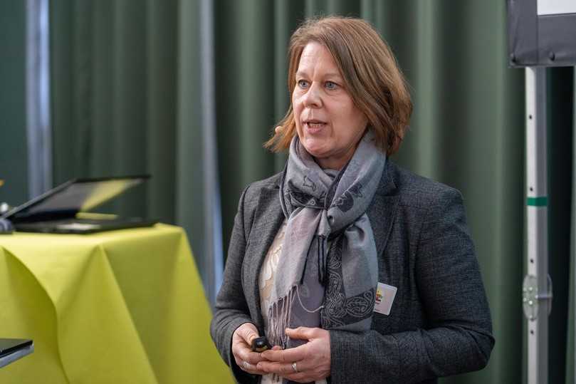 In ihrem Vortrag ging es um „Vegetationstechnik – die häufigsten Fehler": Christine Andres, Sachverständige für den GaLaBau und die Gehölzwertermittlung. | Foto: Petra Reidel In ihrem Vortrag ging es um „Vegetationstechnik – die häufigsten Fehler": Christine Andres, Sachverständige für den GaLaBau und die Gehölzwertermittlung. | Foto: Petra Reidel