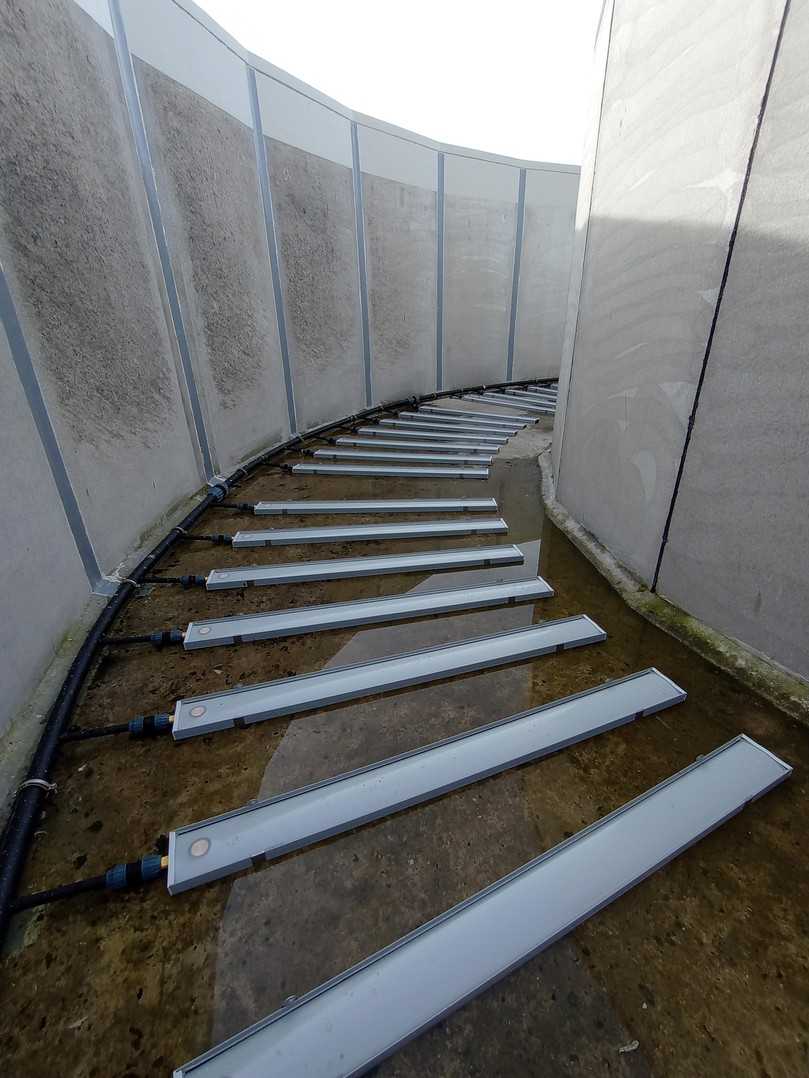 Die unterschiedlichen Größen der AEROSTRIP Streifenbelüfter erlaubten eine Belegung auch in den Umlenkungen der Anlage, wodurch die Belüftung maximiert werden kann. | Foto: aqua & waste International Die unterschiedlichen Größen der AEROSTRIP Streifenbelüfter erlaubten eine Belegung auch in den Umlenkungen der Anlage, wodurch die Belüftung maximiert werden kann. | Foto: aqua & waste International