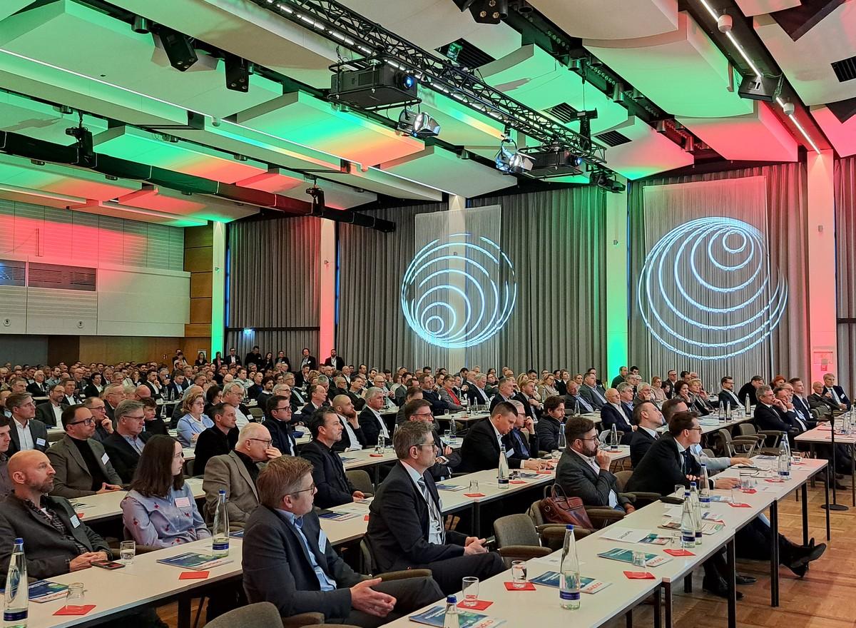 01 Das Publikum bei den 21. Deutschen Asphalttagen 2023 in Berchtesgaden: Mit nahezu 1.100 Anmeldungen hatte der Kongress mehr Besucher als je zuvor. | Foto: DAV 01 Das Publikum bei den 21. Deutschen Asphalttagen 2023 in Berchtesgaden: Mit nahezu 1.100 Anmeldungen hatte der Kongress mehr Besucher als je zuvor. | Foto: DAV