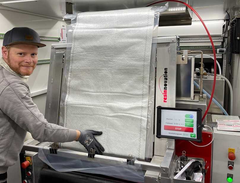 Imprägnieren leicht gemacht: Ein Fach über dem Vakuum-Imprägnierer hilft bei der Führung längerer Glasfasermatten. Das Harz liefert die Dosiertechnik direkt hinter dem Vakuum-Imprägnierer – luftfrei und perfekt gemischt. | Foto: Resinnovation Imprägnieren leicht gemacht: Ein Fach über dem Vakuum-Imprägnierer hilft bei der Führung längerer Glasfasermatten. Das Harz liefert die Dosiertechnik direkt hinter dem Vakuum-Imprägnierer – luftfrei und perfekt gemischt. | Foto: Resinnovation