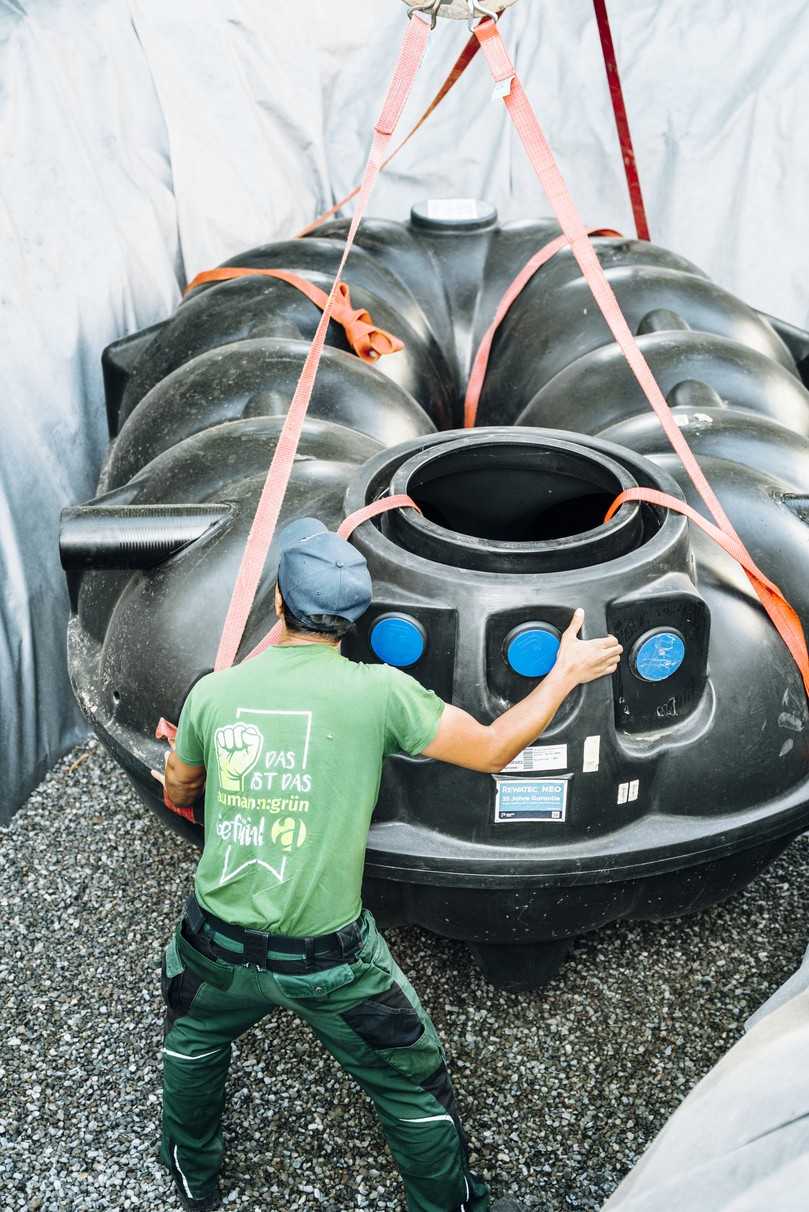 Regenwasser wird später im Flachtank Neo gespeichert. | Foto: Hauraton