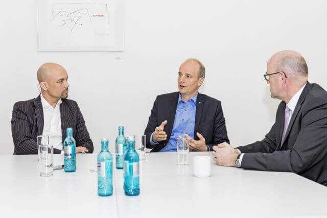 Stefan Schikora: „Wir können mit lichthärtendem Schlauchling in begehbaren Profilen ein Produkt in sehr guter Qualität herstellen, wenn wir die Besonderheiten des Verfahrens in diesen Dimensionen berücksichtigen und beherrschen. Stefan Schikora: „Wir können mit lichthärtendem Schlauchling in begehbaren Profilen ein Produkt in sehr guter Qualität herstellen, wenn wir die Besonderheiten des Verfahrens in diesen Dimensionen berücksichtigen und beherrschen.