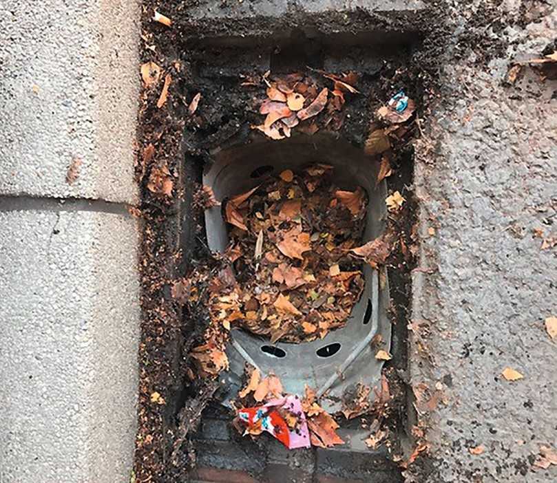 Die Untersuchungsergebnisse weisen nach, dass Straßenabläufe mit vollen Schmutzfangeimern und freien Überlauföffnungen weiterhin eine hohe Leistungsfähigkeit besitzen. | Foto: SAL Lünen Die Untersuchungsergebnisse weisen nach, dass Straßenabläufe mit vollen Schmutzfangeimern und freien Überlauföffnungen weiterhin eine hohe Leistungsfähigkeit besitzen. | Foto: SAL Lünen