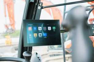 Ein Display für alle Apps: KTEG beendet Monitor-Chaos im Bagger