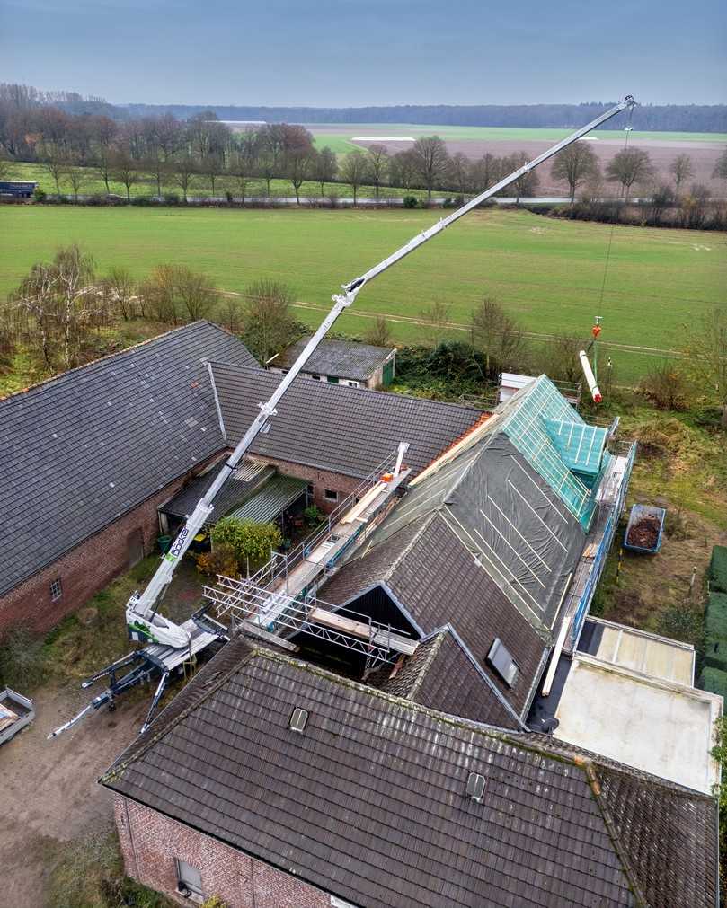 Der AHK 36e im Einsatz: Dank der Klapp-Schwenkstützen ließ er sich zwischen den Bäumen im Innenhof flexibel aufbauen. | Foto: Böcker