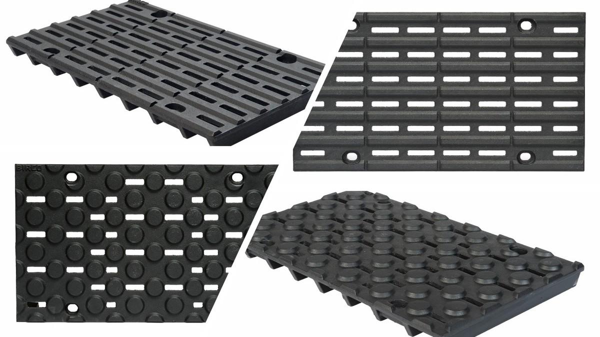 Die Blindenleitabdeckungen aus Guss entsprechen mit 30 Zentimetern Breite der DIN-Vorgabe. Ihre Rippenstruktur weist den geforderten trapezförmigen Querschnitt auf, der jede Abdeckung in Längsrillen untergliedert. Sie dienen der taktilen Orientierung und Führung, für die geschulte Blinde den Langstock mit kugelförmiger Stockspitze benutzen. | Foto: Birco