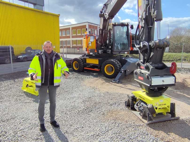 Neuigkeiten bei den Ammann-Anbauverdichtern: Vertriebsleiter Thilo Ohlraun freut sich über technische Verbesserungen an den Modellen APA 90/110 und APA 110/110. | Foto: B_I MEDIEN/Stellmach