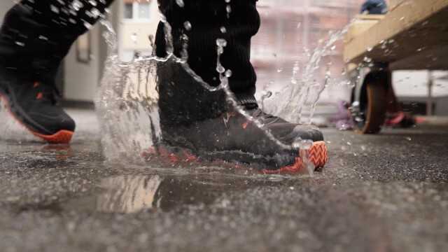 In den wasserfesten Arbeitsschuh kann von außen keine Nässe eindringen, Feuchtigkeit von innen wird nach außen abgeleitet.