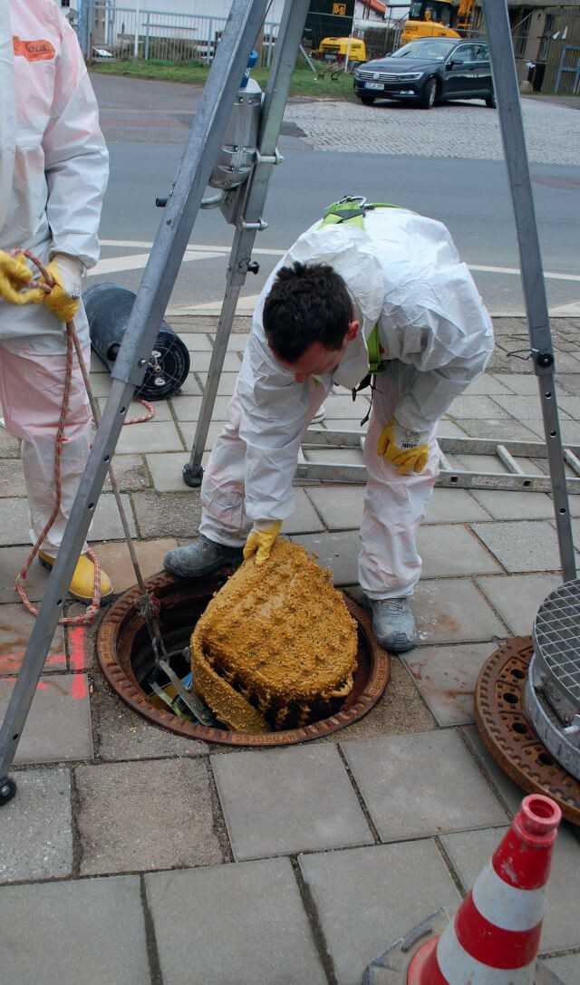 Der zusammengefaltete Flexliner passt durch jede Standardschachtöffnung.