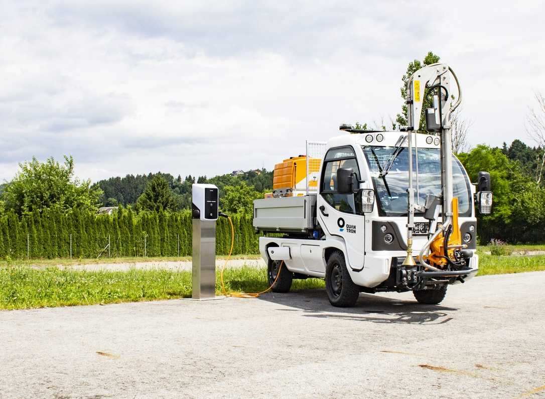 Kleintransporter: Neuer Elektrotransporter als Geräteträger oder Lieferwagen Kleintransporter: Neuer Elektrotransporter als Geräteträger oder Lieferwagen