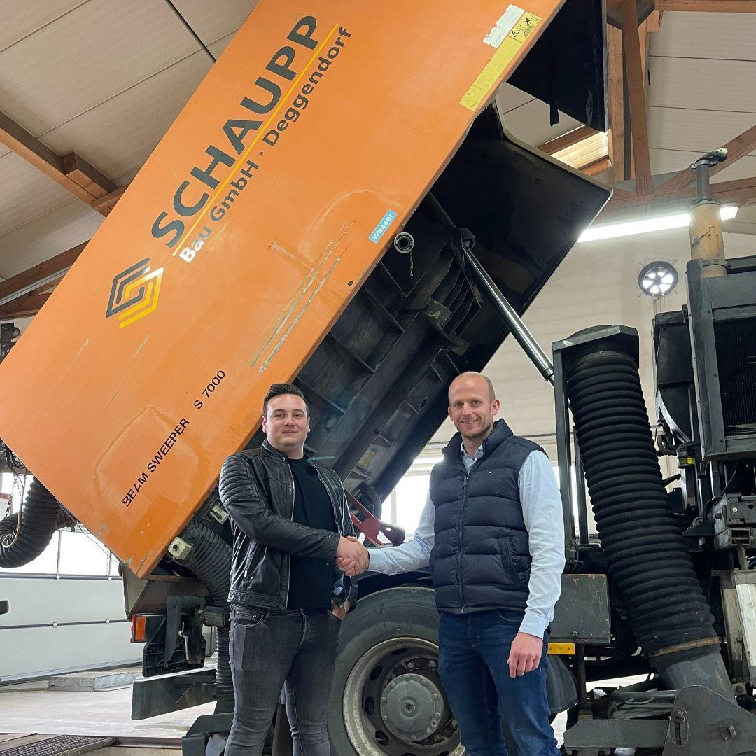 Bauleiter Tobias Schaupp (links) und Vertriebsspezialist Maximilian Auer setzten das Projekt bei der Firma Schaupp Bau um. | Foto: OneStop Pro Bauleiter Tobias Schaupp (links) und Vertriebsspezialist Maximilian Auer setzten das Projekt bei der Firma Schaupp Bau um. | Foto: OneStop Pro