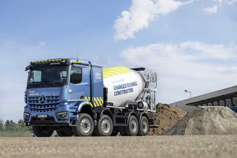 Der neue Mercedes eArocs-Betonmischer und andere Bau-Varianten kommen in 2026 mit E-Zentralmotor von ZF und Akkuspacks hinter der Kabine in den Markt. | Foto: QUATEX Der neue Mercedes eArocs-Betonmischer und andere Bau-Varianten kommen in 2026 mit E-Zentralmotor von ZF und Akkuspacks hinter der Kabine in den Markt. | Foto: QUATEX