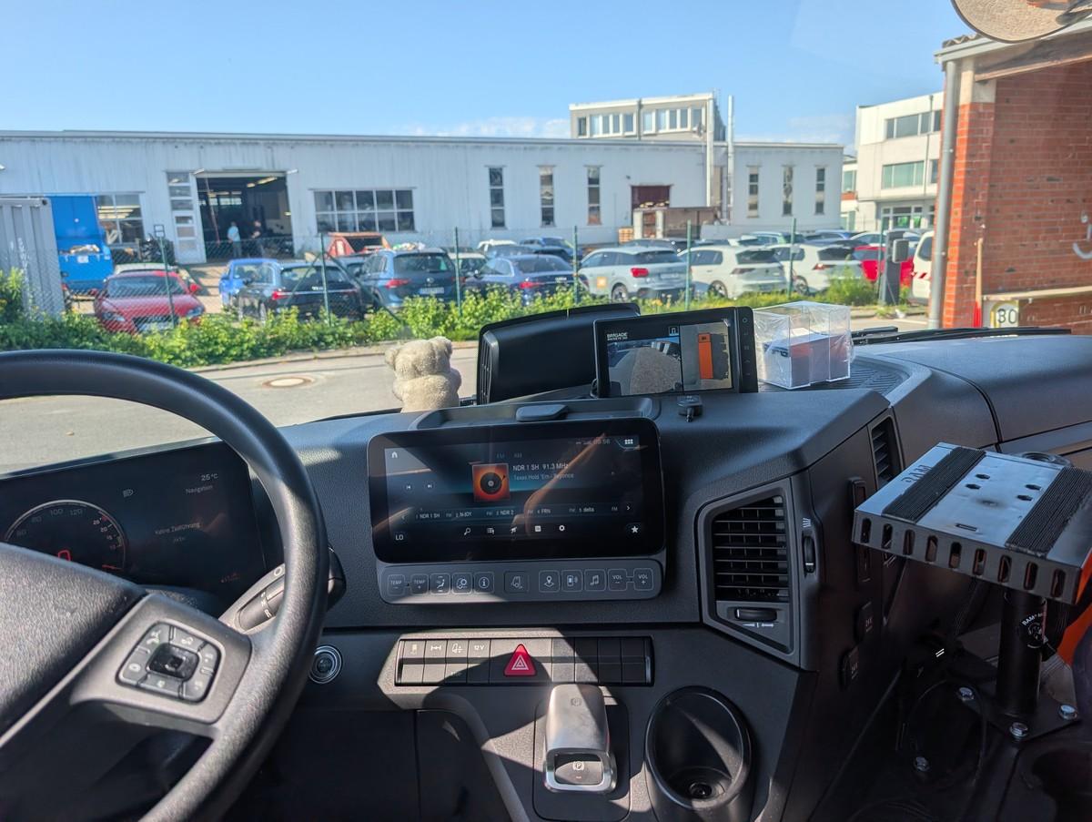 Mehr Sicherheit mit dem Brigade Kamerasystem Backeye  360°: Fahreugfahrerinnen und -fahrer können mit Hilfe des Monitors und der vier verbauten Kameras das ganze Fahrzeug überblicken - auch aus der Vogelperspektive. | Foto: B_I MEDIEN/Saric