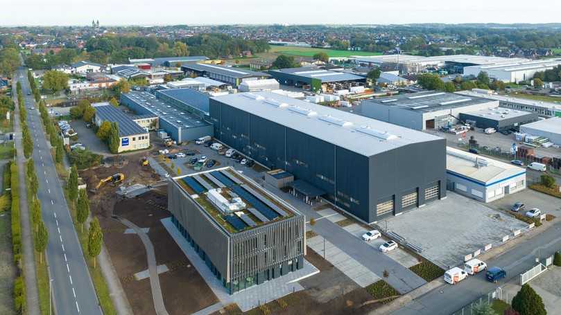 In der 3.000 m2 großen Halle werden künftig in der neuen Halle Holzmodule für Schulen, Kitas und Studentenwohnheimen vorgefertigt. | Foto: Saint Gobain In der 3.000 m2 großen Halle werden künftig in der neuen Halle Holzmodule für Schulen, Kitas und Studentenwohnheimen vorgefertigt. | Foto: Saint Gobain