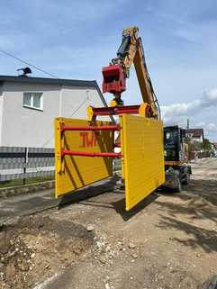 Verbaugreifer erhöht die Sicherheit beim Grabenverbau