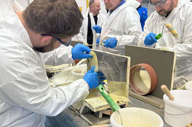 Auch praktische Einheiten gehören zur Lehrgangsreihe. | Foto: MC-Bauchemie