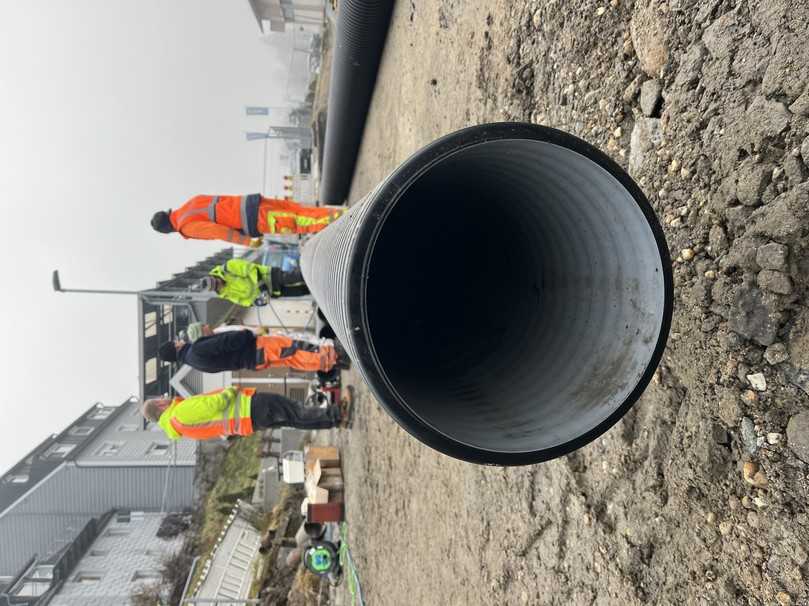 Erneuerung von zwei Schmutzwasserleitungen durch Relining: Mitarbeiter verschweißen auf dem Baufeld den Rohrstrang für den neuen Düker. | Foto: Geiger Kanalsanierung