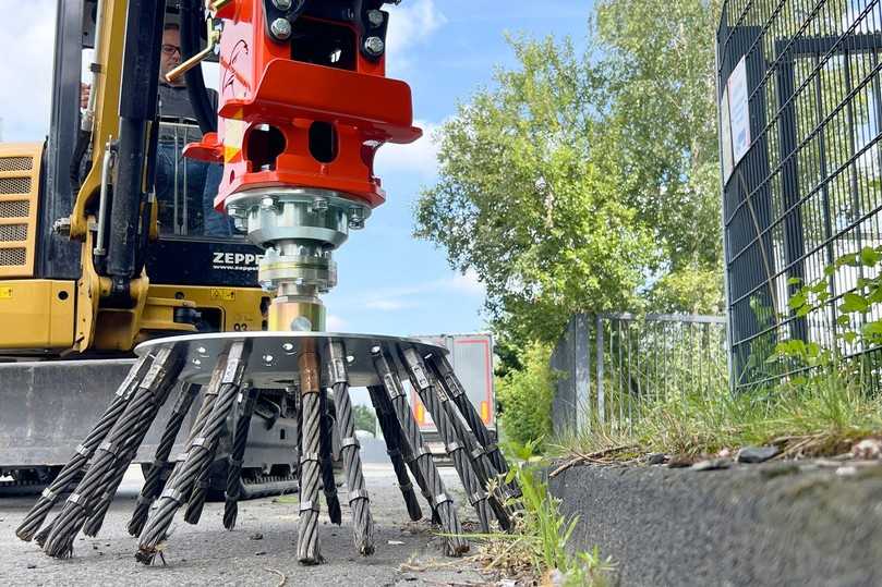 Aufgrund des großen Bürstendurchmesser der BW 800 können GaLaBauer große  Flächen von Wildkraut befreien. | Foto: Adler Arbeitsmaschinen