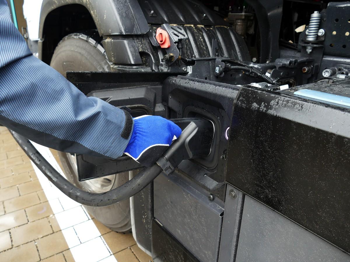 Die Ladebuchse befindet sich gleich links hinter der Vorderachse. Scania bietet unterschiedliche Positionen für den Ladeanschluss an. | Foto: rod / fh