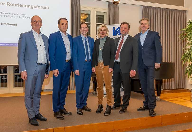V.l.: Dipl.-Ing. Torsten Maus, Prof. Dr. Gerald Linke, Prof. Dr. Holger Saß (Vizepräsident der Jade Hochschule Wilhelmshaven/ Oldenburg/ Elsfleth), Karin Harms (Landrätin des Landkreises Ammerland), Prof. Thomas Wegener sowie Jürgen Krogmann bei der Eröffnung im ehemaligen Landtagsgebäude. | Foto: iro/ Michael Stephan V.l.: Dipl.-Ing. Torsten Maus, Prof. Dr. Gerald Linke, Prof. Dr. Holger Saß (Vizepräsident der Jade Hochschule Wilhelmshaven/ Oldenburg/ Elsfleth), Karin Harms (Landrätin des Landkreises Ammerland), Prof. Thomas Wegener sowie Jürgen Krogmann bei der Eröffnung im ehemaligen Landtagsgebäude. | Foto: iro/ Michael Stephan