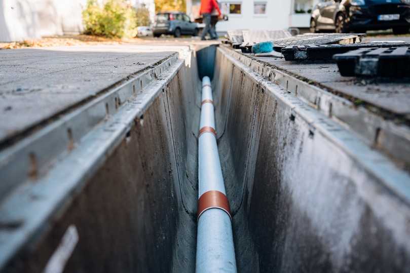 Bevor das Filtersubstrat Carbotec 100 eingefüllt wird, wurde das Drainagerohr im Rinnenboden installiert. | Foto: Hauraton