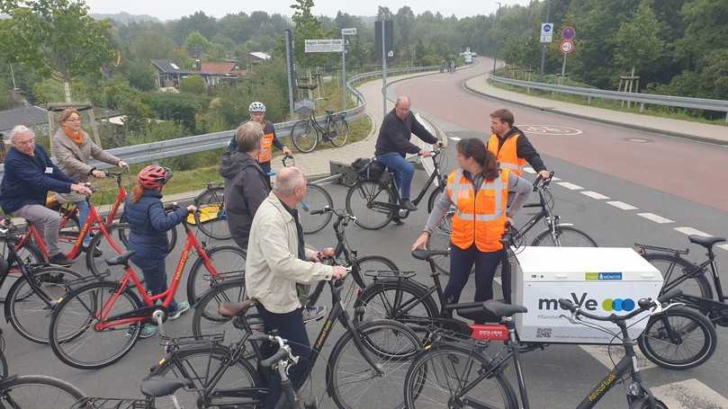 Mit dem Rad durch die Fahrradstadt Münster: Baurätin Maria Koordt vom Tiefbauamt (mit Lastenrad) und Tiefbauamtsleiter Dr. Alexander Buttgereit (mit Helm) zeigten den Bau-Publizisten beispielhafte Mobilitätslösungen. | Foto: bb Mit dem Rad durch die Fahrradstadt Münster: Baurätin Maria Koordt vom Tiefbauamt (mit Lastenrad) und Tiefbauamtsleiter Dr. Alexander Buttgereit (mit Helm) zeigten den Bau-Publizisten beispielhafte Mobilitätslösungen. | Foto: bb