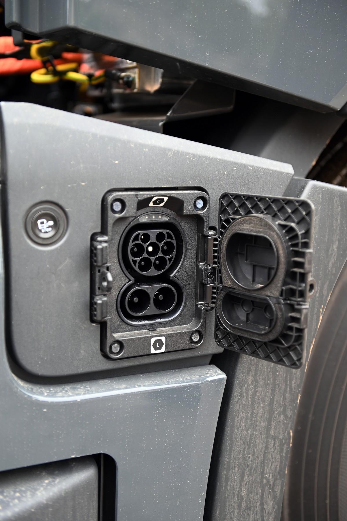 Die Ladebuchse befindet sich rechts am Rahmen und erlaubt das Aufladen der sechs Akkupakete mit bis zu 250 kW. | Foto: QUATEX Die Ladebuchse befindet sich rechts am Rahmen und erlaubt das Aufladen der sechs Akkupakete mit bis zu 250 kW. | Foto: QUATEX