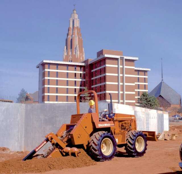 1967-2002 – 35 Jahre Ditch Witch- Grabenfräsen der Mittelklasse mit mechanisch angetriebenem Arbeits- Modul, wahlweise Fräse, Pflug oder Felsrad. Verfüllschild war Serie, ein Frontbagger Sonderausstattung. Herzstück all dieser Maschinen mit Modellbezeichnungen von 3210 bis 7610 waren die luftgekühlten Deutz Dieselmotoren der Modell-Serien von F2L511 bis F4L912. Die abgebildete 7610 wurde als letzte 2002 gebaut.