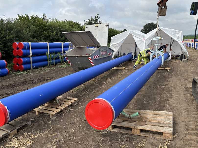 Ausrichten der 12 m langen Stangen | Foto: Wavin