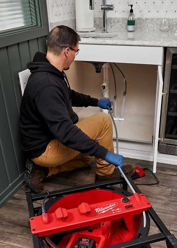 Ein elektronisches Fußpedal und eine Trommelbremse für einen schnellen Stopp sorgen für größtmögliche Kontrolle und Sicherheit. | Foto: Milwaukee Electric Tool